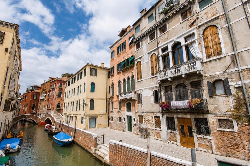 Venice: Walking Tour & Gondola Ride