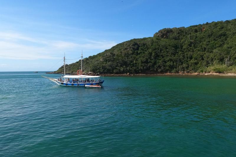 Búzios: Schooner Cruise & Open-Air Trolley Discovery with Lunch