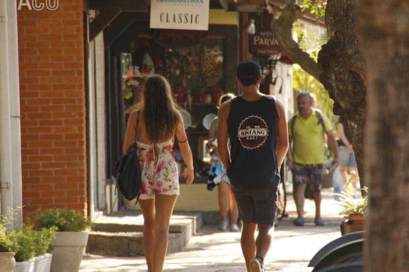 Búzios: Schooner Cruise & Open-Air Trolley Discovery with Lunch