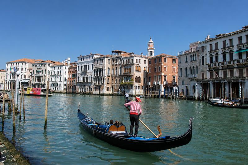Venice: Private Gondola Ride with Assistant Pickup
