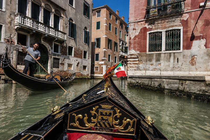 Venice: Private Gondola Ride with Assistant Pickup