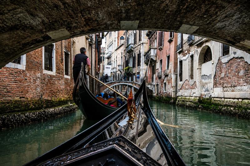 Venice: Private Gondola Ride with Assistant Pickup