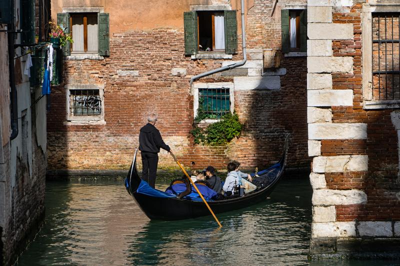 Venice: Private Gondola Ride with Assistant Pickup