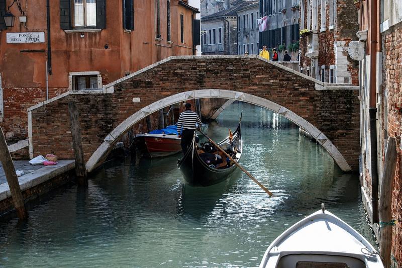 Venice: Private Gondola Ride with Assistant Pickup