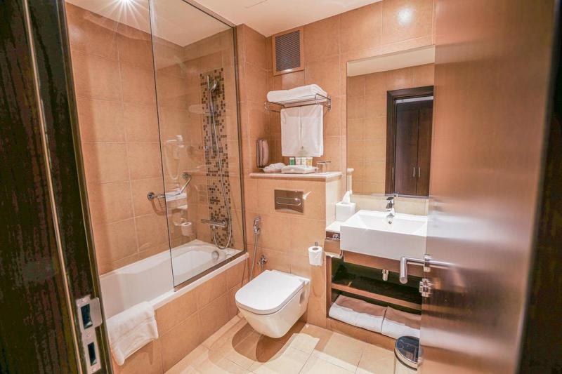 Holiday Inn Abu Dhabi 4* - Hotel Bathroom