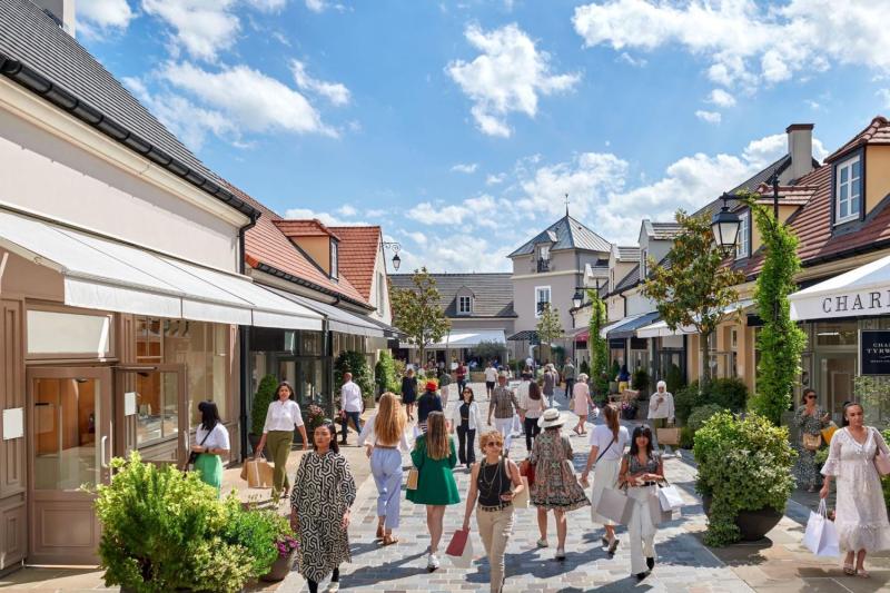 From Paris: 1 Day Round-Trip Transportation to La Vallée Village®