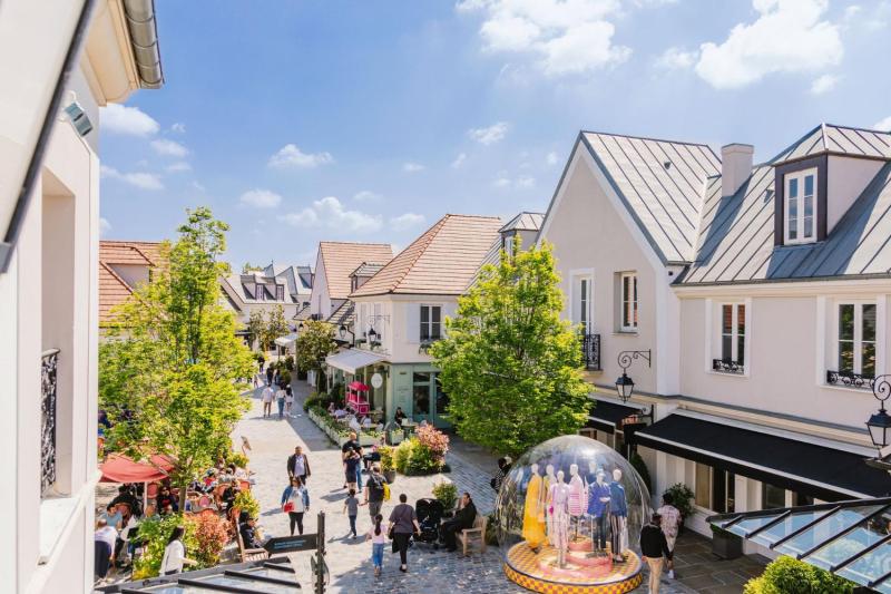 From Paris: 1 Day Round-Trip Transportation to La Vallée Village®