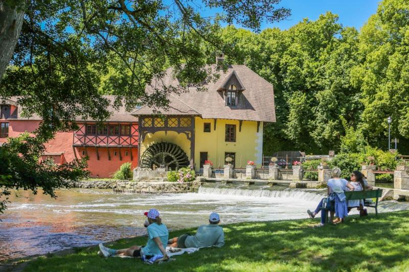 From Paris: Private Guided Tour to Giverny & Versailles (reserved access) with Lunch (1–7)