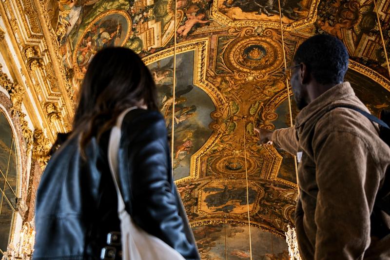 From Paris: Private Guided Tour to Giverny & Versailles (reserved access) with Lunch (1–7)