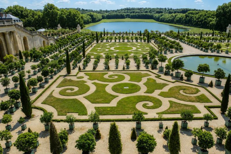From Paris: Private Guided Tour to Giverny & Versailles (reserved access) with Lunch (1–7)