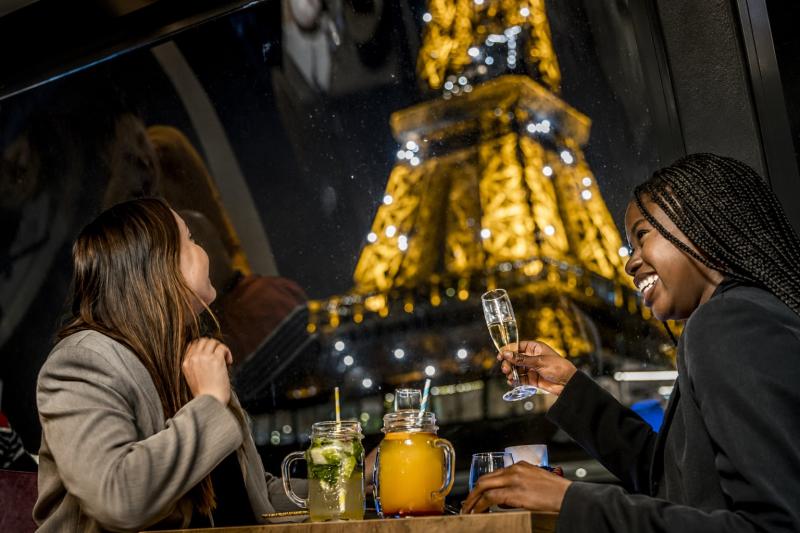 Paris: Festive Dinner Cruise on the Seine with Live Music (Early Dinner)
