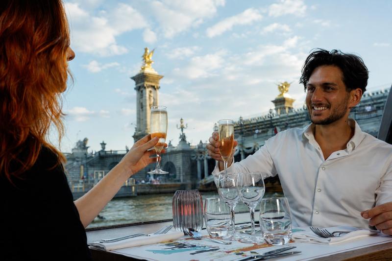 Paris: Festive Dinner Cruise on the Seine with Live Music (Evening Dinner)