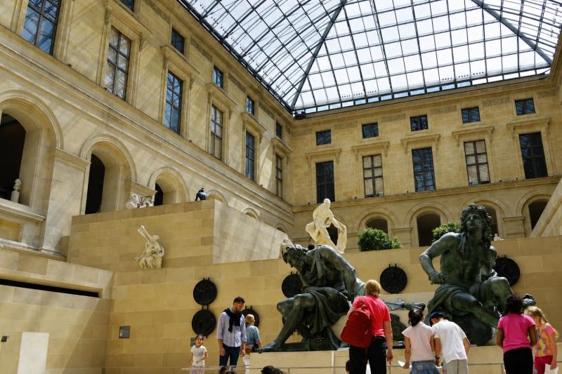 Louvre - Walk through Masterpieces with Reserved Entry and Hop-On Hop-Off ticket