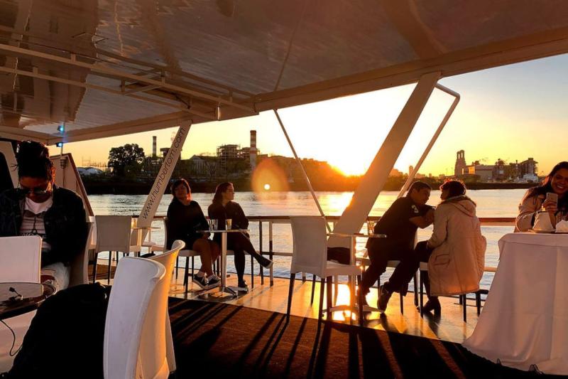 Sunset on the Río de la Plata: Navigation and Open Bar