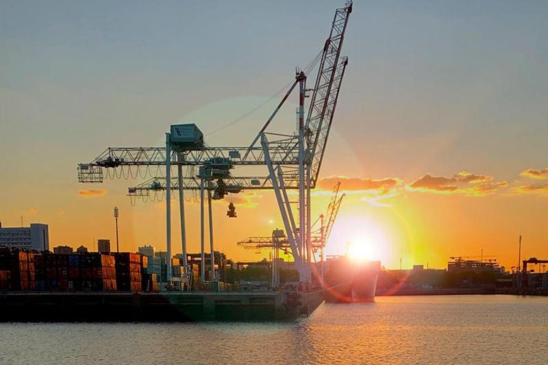 Sunset on the Río de la Plata: Navigation and Open Bar