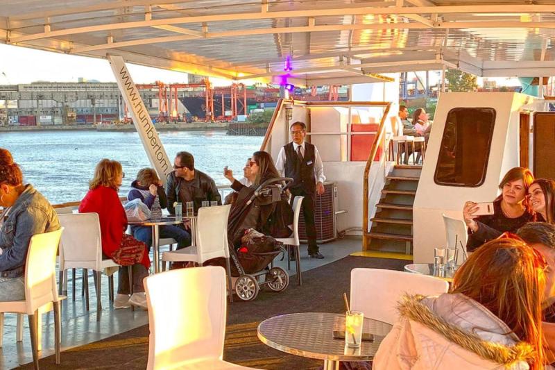 Sunset on the Río de la Plata: Navigation and Open Bar