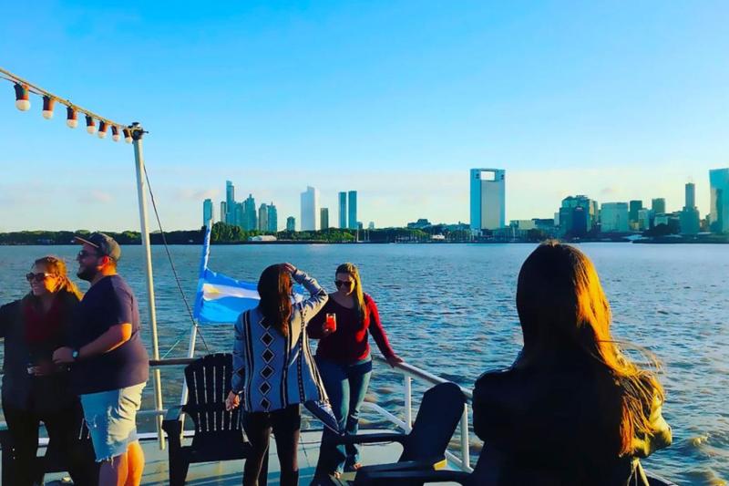 Sunset on the Río de la Plata: Navigation and Open Bar