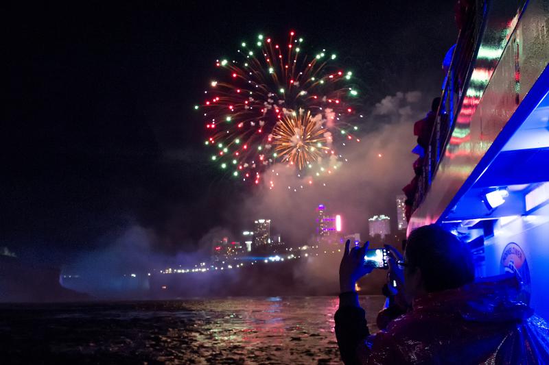 Niagara Falls at Night: Illumination Tour  & Fireworks Cruise