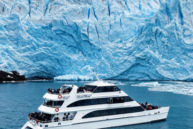 El Calafate: All Glacier Navigation - Captain's Club with Transfers