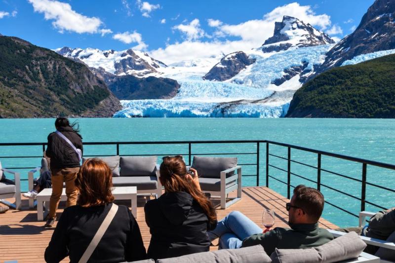 El Calafate: All Glacier Navigation - Captain's Club with Transfers