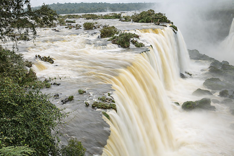 From Foz do Iguacu: Iguazu Falls 2-Day Tour with Airport Transfers