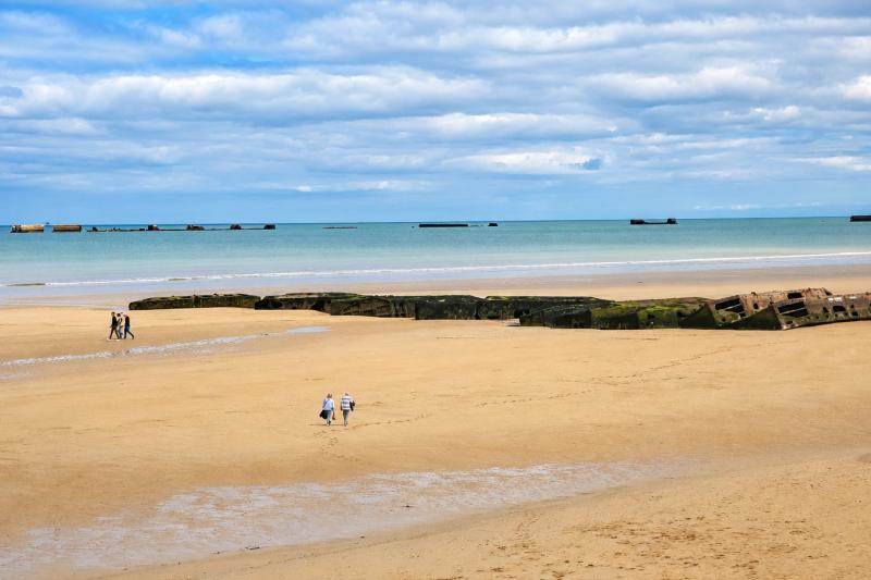 From Paris: Full Day Guided Normandy D-Day Landing Beaches Tour with Hotel Pickup
