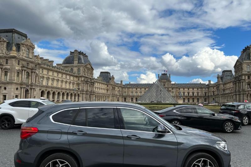 From London: Private Paris Day Tour with Driver Guide