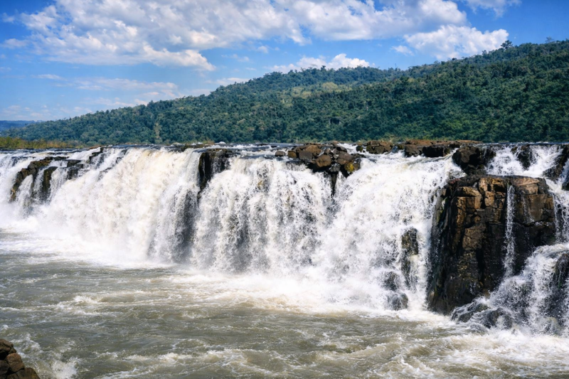 Incredible Moconá Falls from hotels in Foz de Iguaçu, Brazil