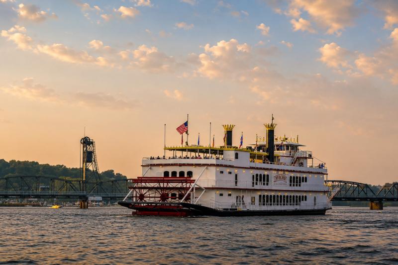 Gray Line Stillwater City Tour featuring a Narrated Trolley Tour, Scenic Boat Cruise and Lunch