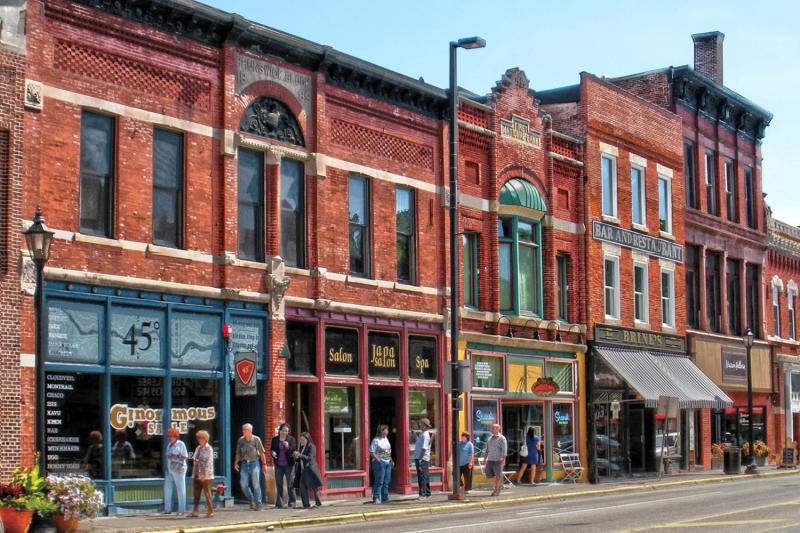 Gray Line Stillwater City Tour featuring a Narrated Trolley Tour, Scenic Boat Cruise and Lunch