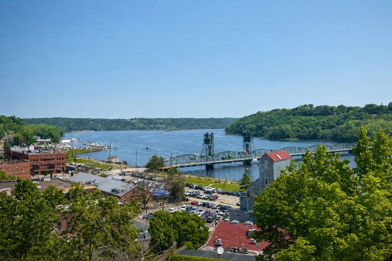 Gray Line Stillwater City Tour featuring a Narrated Trolley Tour, Scenic Boat Cruise and Lunch