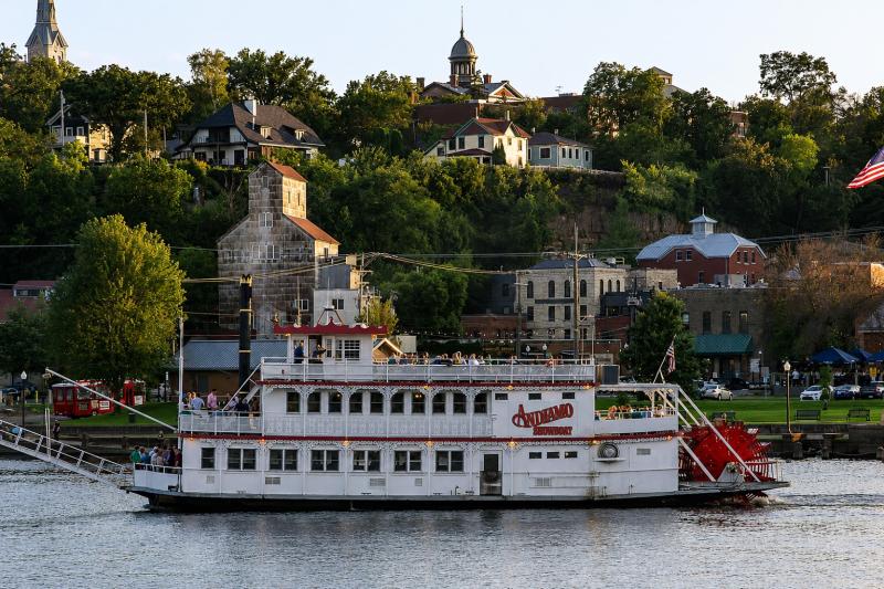 Gray Line Stillwater City Tour featuring a Narrated Trolley Tour, Scenic Boat Cruise and Lunch