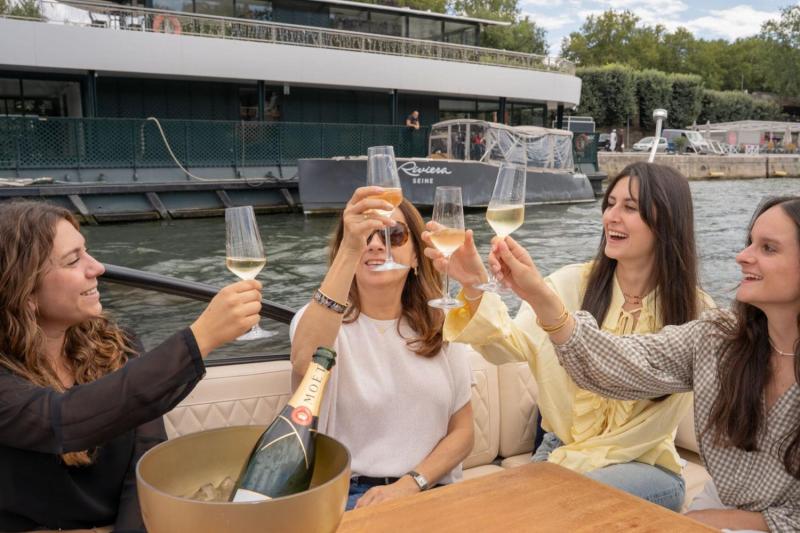 Paris: Private Cruise Paris Seine (1-8)