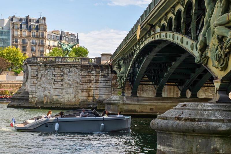 Paris: Private Cruise Paris Seine (1-8)