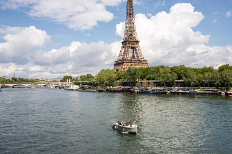 Paris: Private Cruise Paris Seine (1-8)