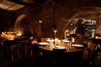 Rome: Agrippa Baths Candlelight Dinner Experience