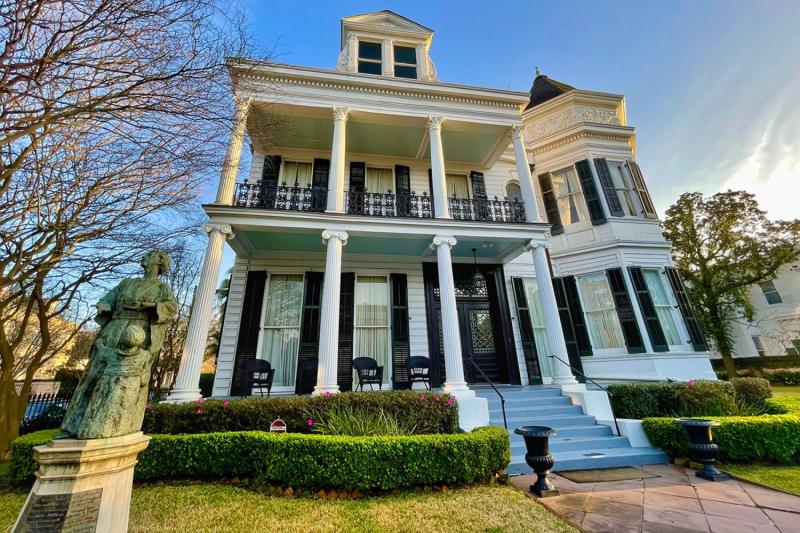 New Orleans: City & Cemetery Tour with Garden District Stroll
