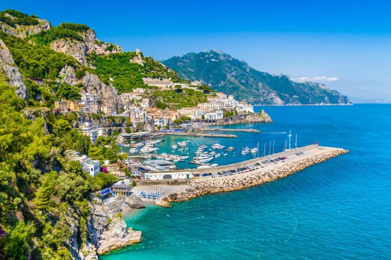 Our Rome–Sorrento shuttle comes with a tour leader ready to unveil its secrets
