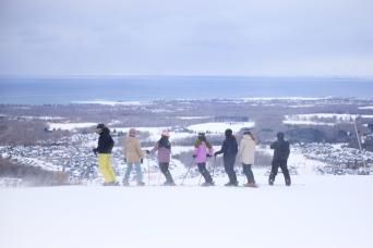 From Toronto: Blue Mountain Village Transport with Ski and Snowboard Full-Day Trip