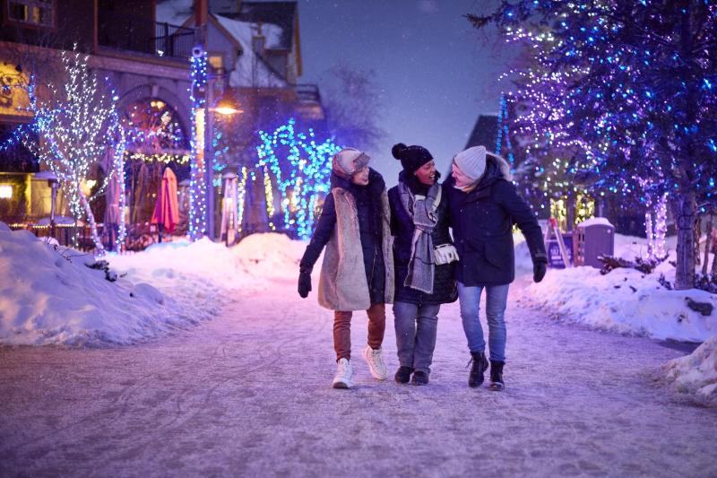 From Toronto: Blue Mountain Village Transport with Ski and Snowboard Full-Day Trip