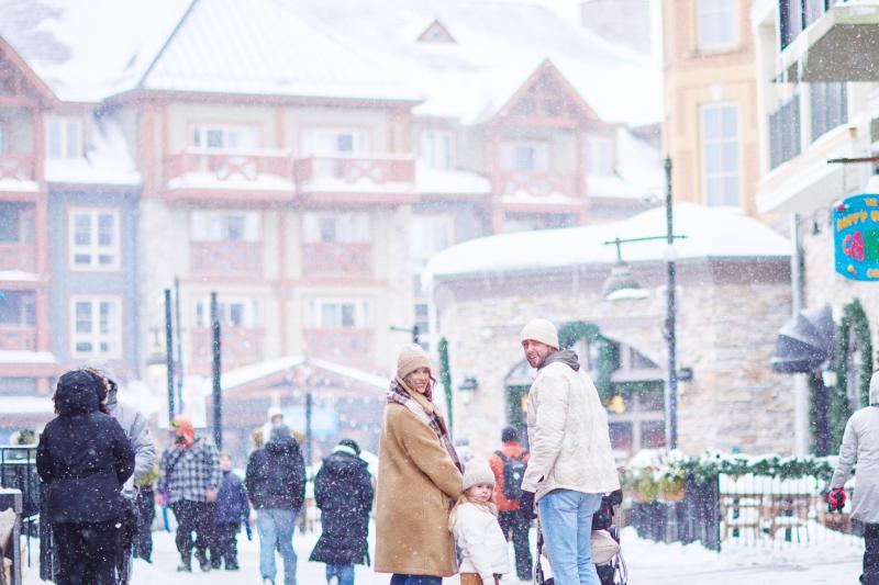 From Toronto: Blue Mountain Village Transport with Ski and Snowboard Full-Day Trip