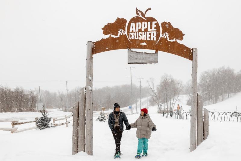 From Toronto: Blue Mountain Village Transport with Ski and Snowboard Full-Day Trip