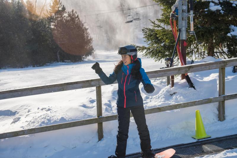 From Toronto: Blue Mountain Village Transport with Ski and Snowboard Full-Day Trip