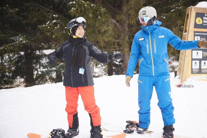 From Toronto: Blue Mountain Village Transport with Ski and Snowboard Full-Day Trip