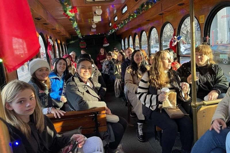 Vancouver: Christmas Lights Karaoke Trolley Tour with Optional VanDusen Botanical Garden Visit