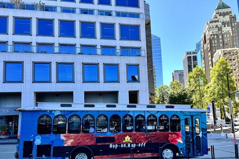 Vancouver: Hop-On Hop-Off Trolley Day Pass & 2-Bag Storage