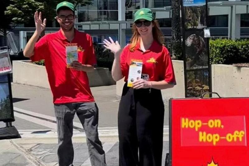 Vancouver: Hop-On Hop-Off Trolley Day Pass & 2-Bag Storage
