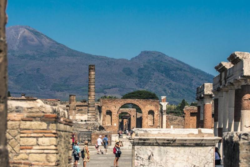 Private Transfer Naples ⇄ Positano and Guided Tour of Pompeii with Priority Access