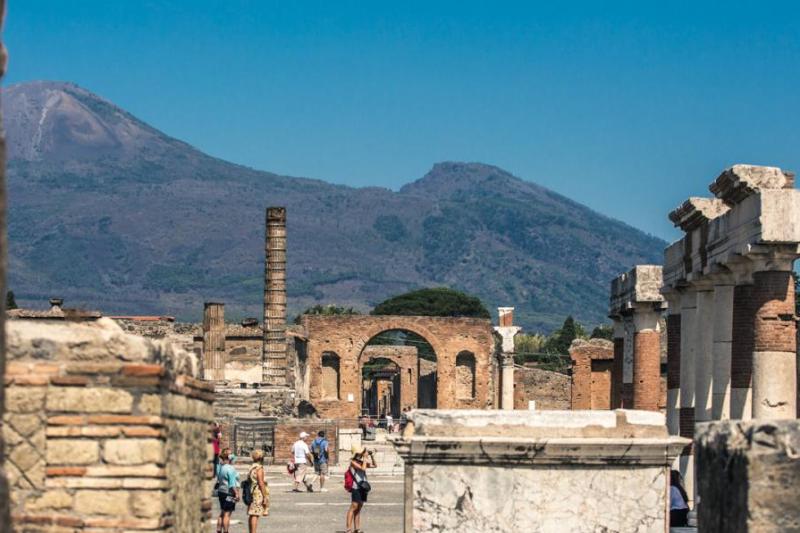 Private Transfer and Guided Tour of Pompeii with Priority Access
