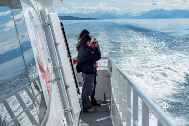 Navigation through the Beagle Channel, Seal Island, Bird Island and Penguin Island